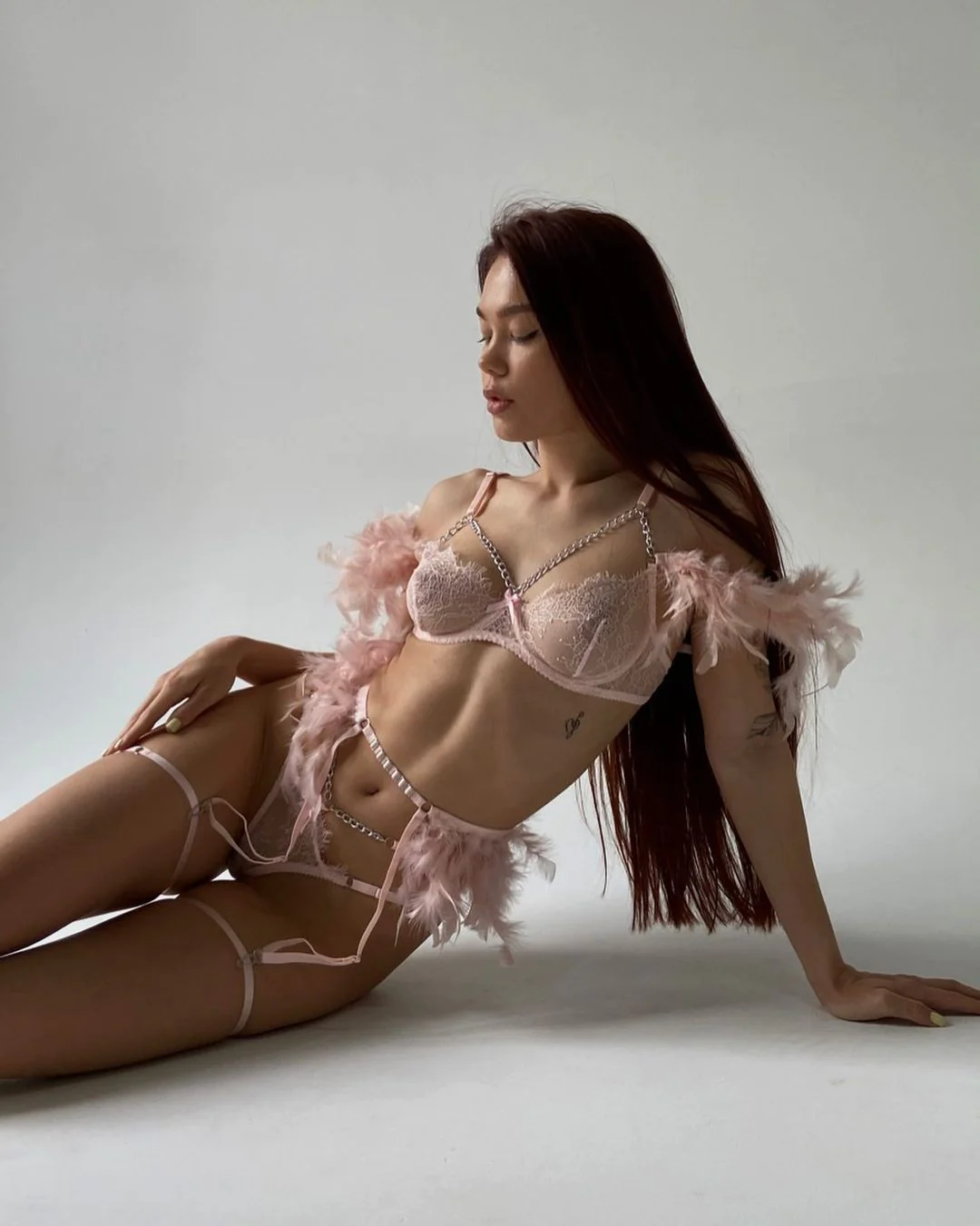 CONJUNTO SECRET PINK RENDA COM CINTA LIGA E PLUMAS - Imagem 5