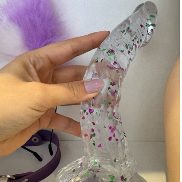 PRÓTESE PÊNIS COM ESCROTO E VENTOSA TRANSPARENTE COM BRILHO 22CM X 4CM - Imagem 3
